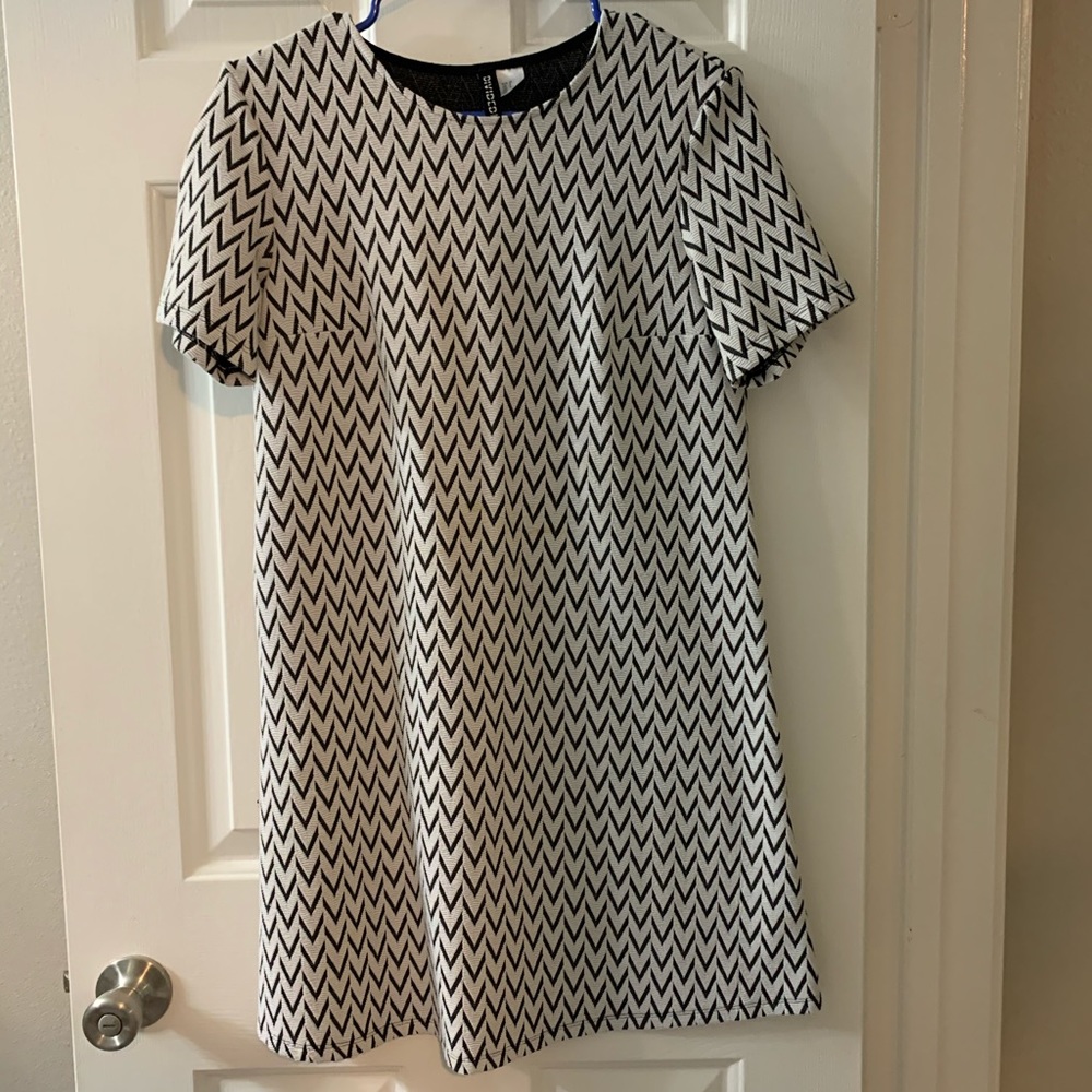 Zig zag black and white dress